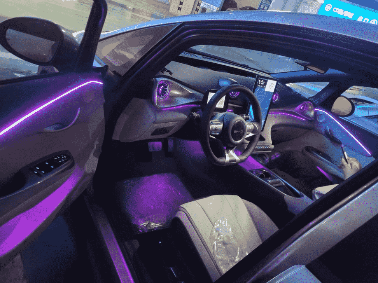 Xevaban.com ở 214 Giải Phóng là đơn vị chuyên cung cấp phụ kiện oto, đồ chơi oto, đồ chơi byd dolphin, phụ kiện byd dolphin, xevaban, 214 giải phóng, đèn led nội thất dolphin, đèn nội thất dolphin, đèn trang trí nội thất dolphin.